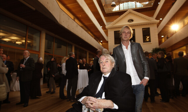 OSLO 20071214: Arkitekt Sverre Fehn og sønnen Guy var tilstede ved en mottagelse ved den offisielle åpningen av Gyldendalhuset i Oslo fredag ettermiddag. Arkitekt Sverre Fehns kontor har vært arkitekter for ombygningen. Sverre Fehn sitter i rullestol .
Foto: Terje Bendiksby / SCANPIX .
